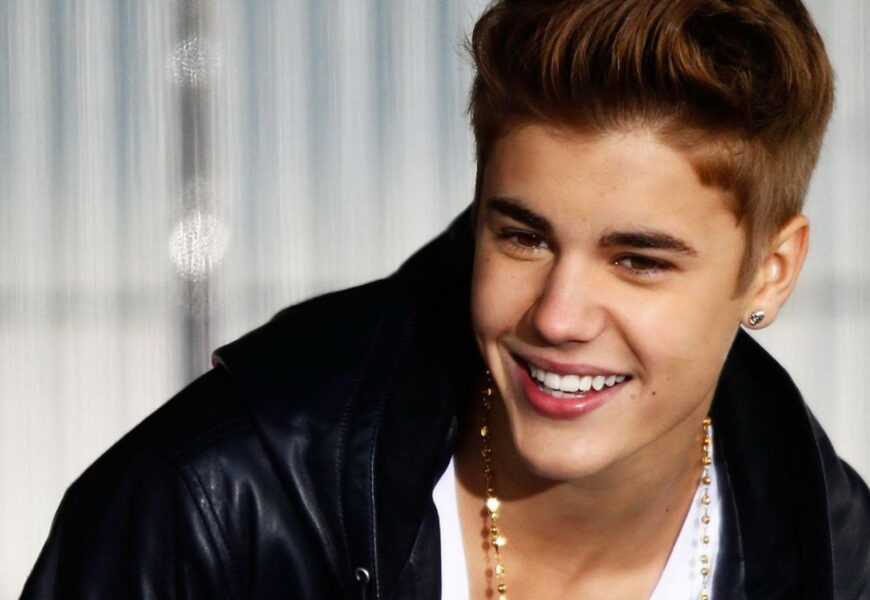 Justin Bieber supports rival for top Christmas song Justin Bieber supports rival for top Christmas song