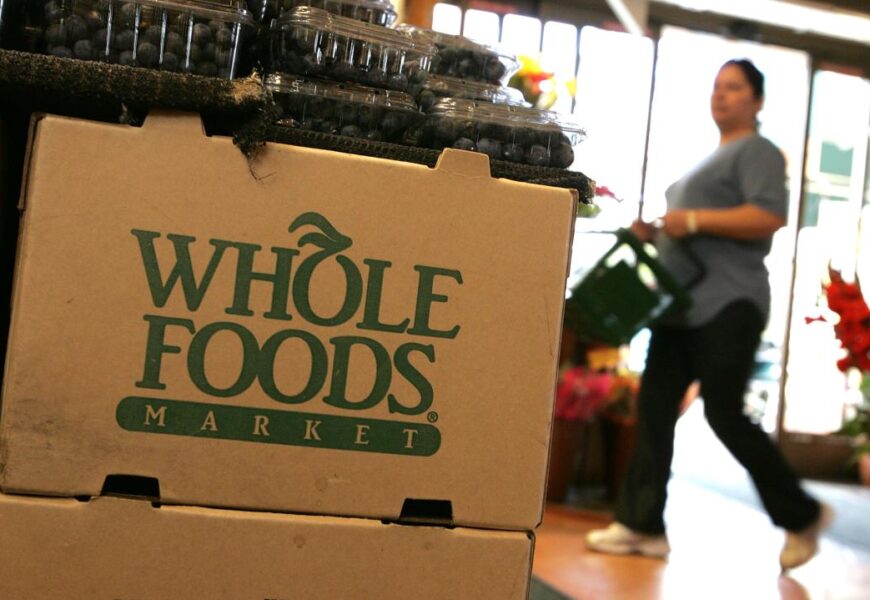 Whole Foods’ Pre-Peeled Oranges Sparked a Fascinating Argument Whole Foods’ Pre-Peeled Oranges Sparked a Fascinating Argument